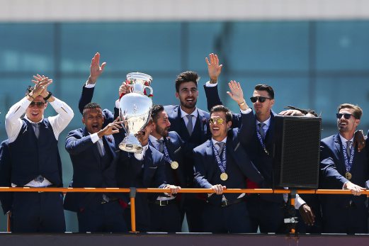 epa05420549 Portugal players arrive with the UEFA Euro 2016 trophy to Humberto Delgado airport in Lisbon, Portugal, 11 July 2016. The Portugal national soccer team on 10 July 2016 had won the UEFA Euro 2016 final against France by 1-0 to win the title for first time. EPA/MARIO CRUZ