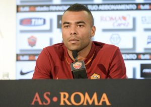 epa04317086 Handout photograph of the new AS Roma's player Ashley Cole with Ceo Italo Zanzi during the press conference in Rome, Italy, 15 July 2014. EPA/LUCIANO ROSSI / AS ROMA / HO