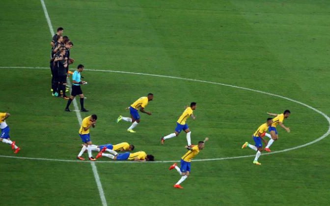 Brazil players rush to celebrate with Neymar