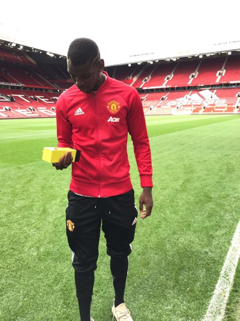 Paul Pogba after receiving the man of the match award. (Image courtesy: Twitter/@paulpogba)