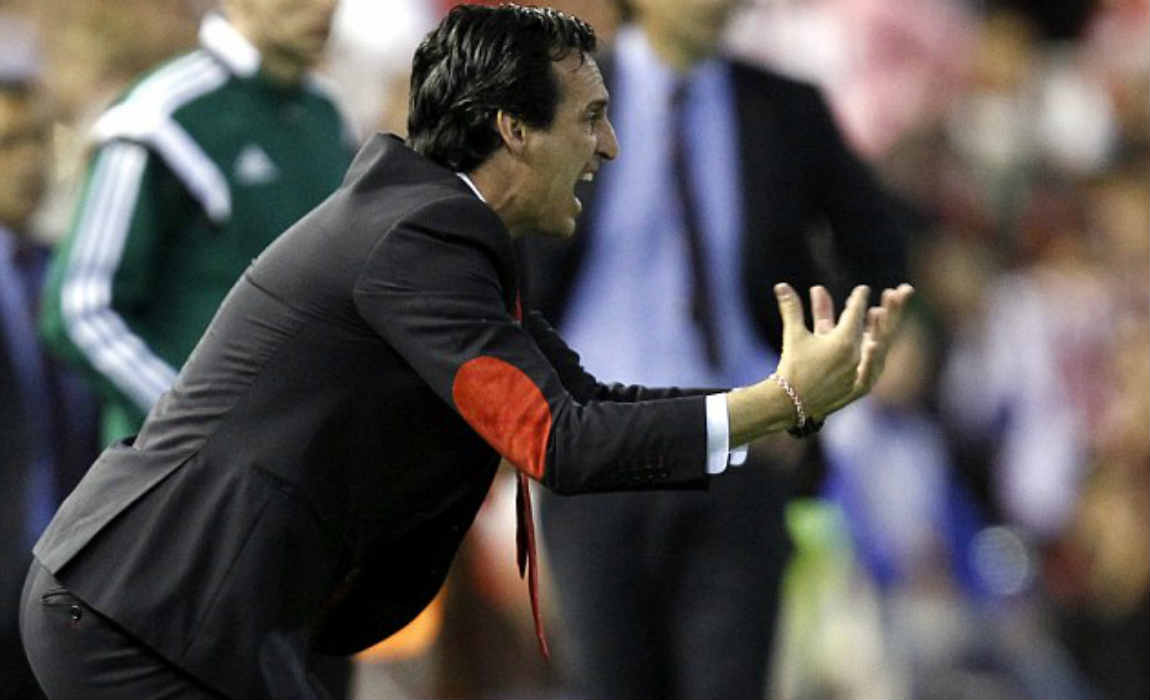unai-emery-red-suit-arm-patch