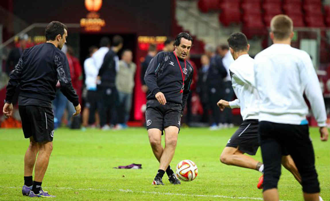 unai-emery-with-the-ball