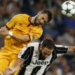 higuain-battling-for-the-ball