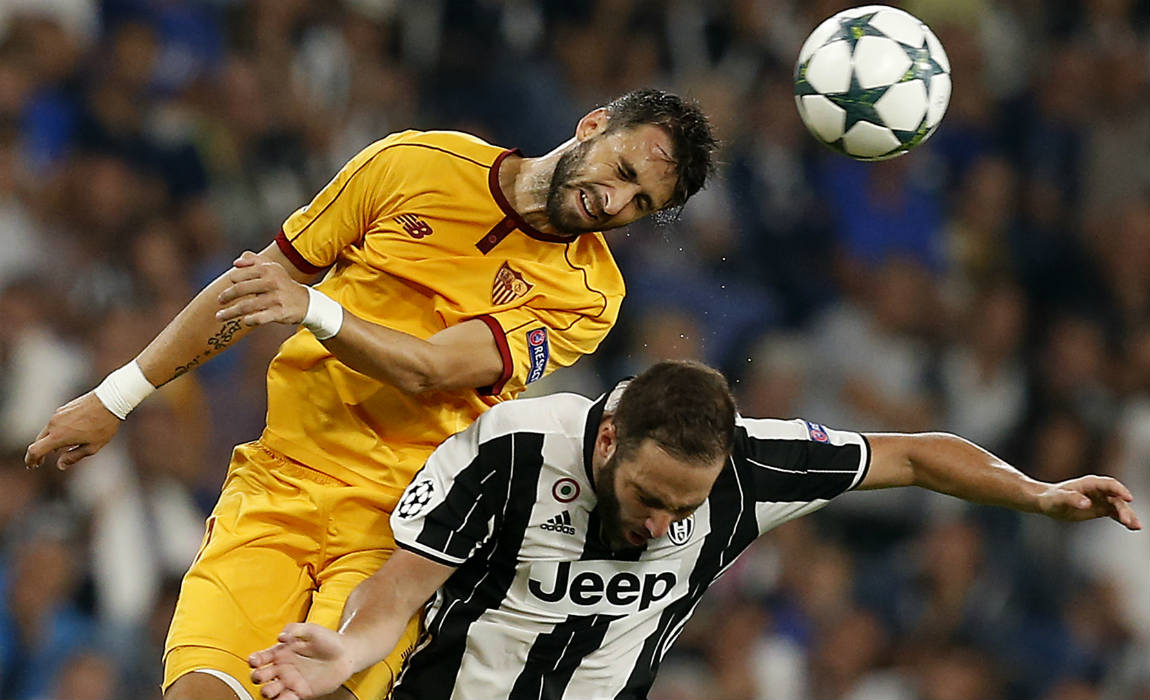 higuain-battling-for-the-ball