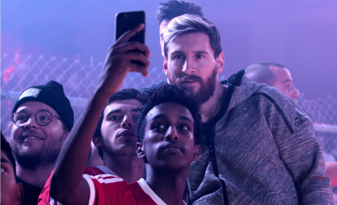 messi-with-fans