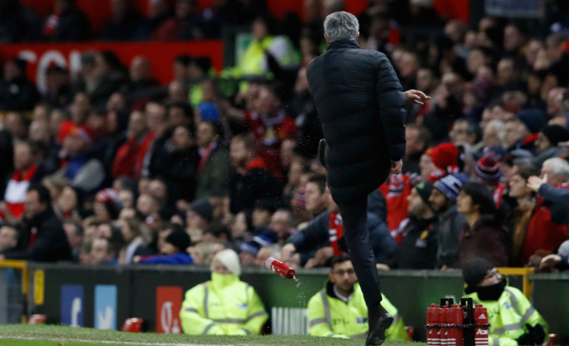 mourinho-kicking-water-bottle