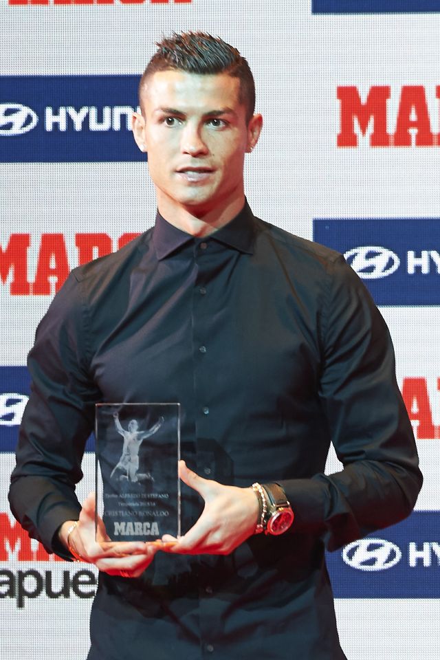 ronaldo-wins-trophy