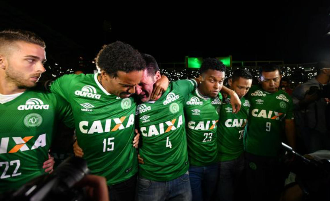 The club's remaining players during the tribute in Chapeco