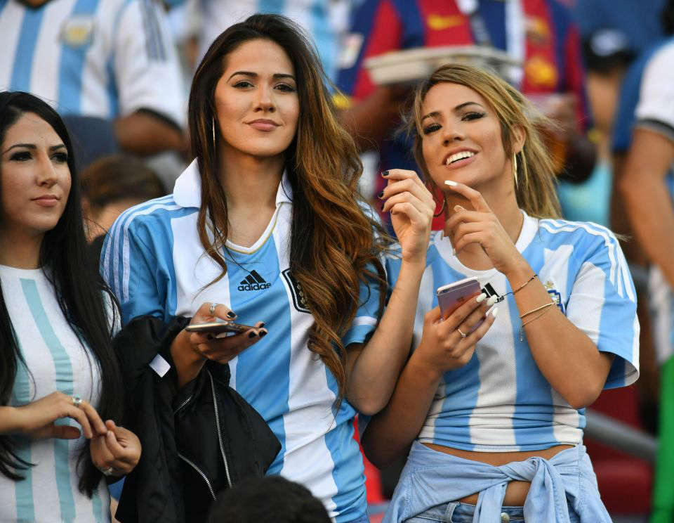 Girls fans barcelona Lionel Messi's