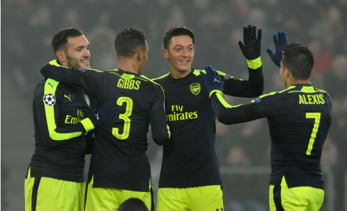 arsenal-celebrate-with-lucas-perez