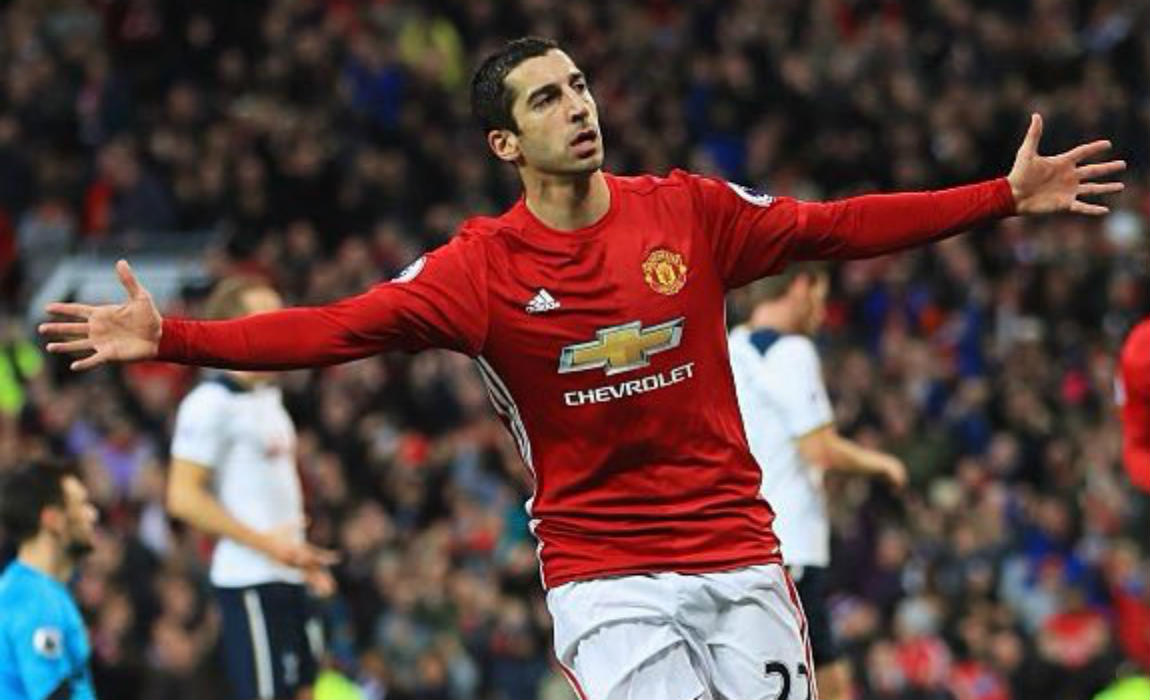 Henrikh Mkhitaryan Collects His 'Player of the Year' Award –