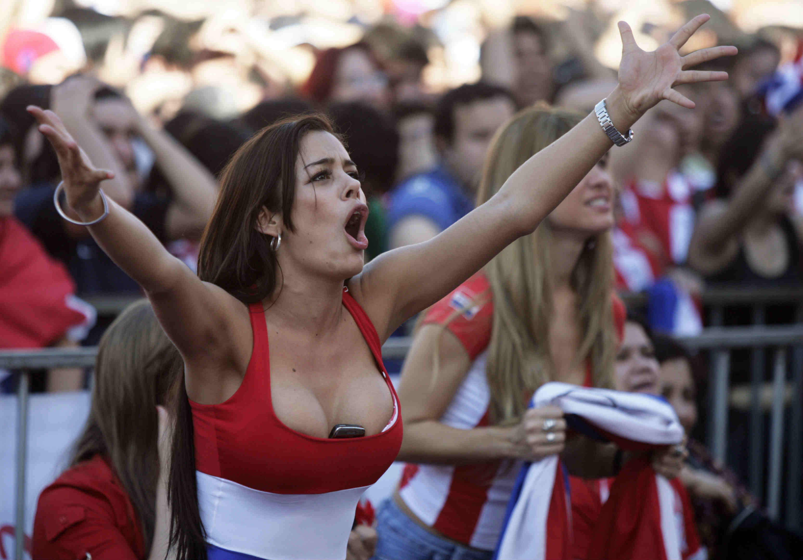 paraguay-hot-fan-football-1.jpg