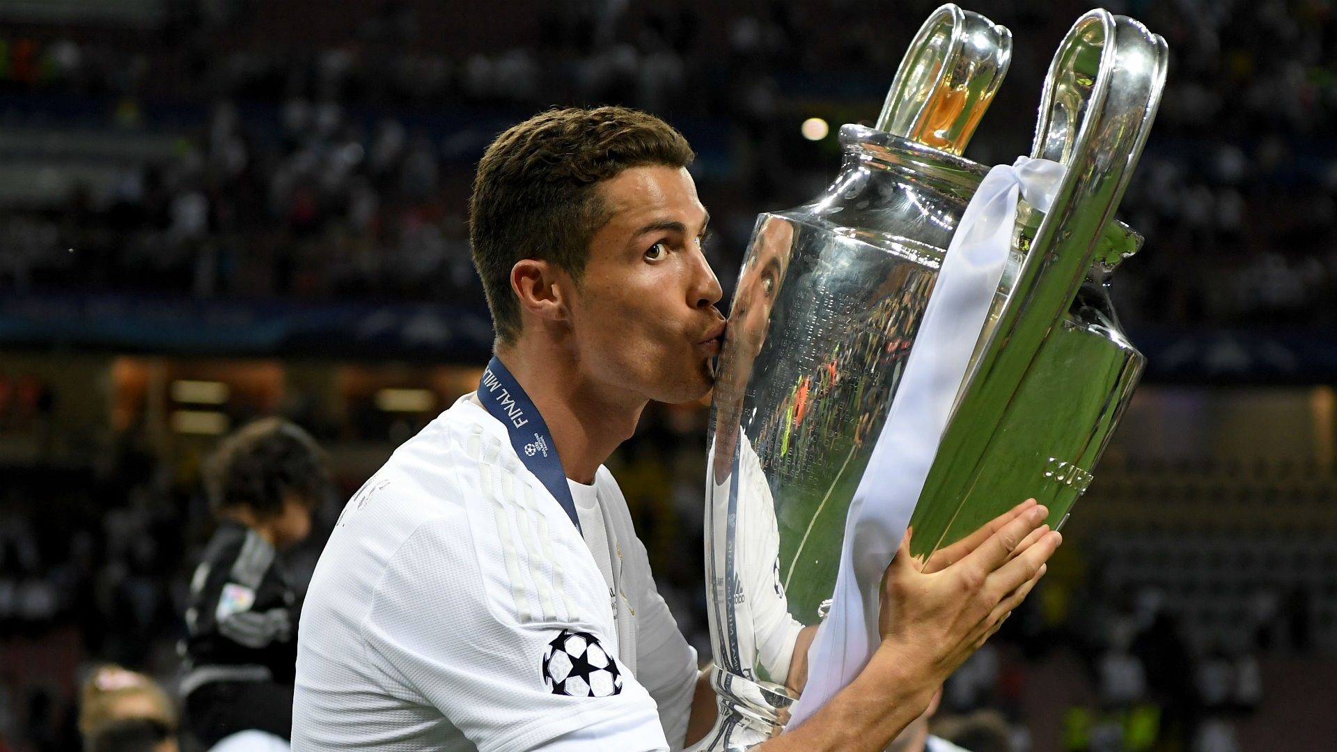 ronaldo-kisses-champions-league-trophy