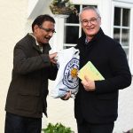 Claudio Ranieri is given a botle of wine from a fan