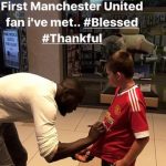 Romelu Lukaku signs a young Manchester United fan’s shirt#