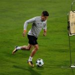 Coutinho dribbles the ball during training