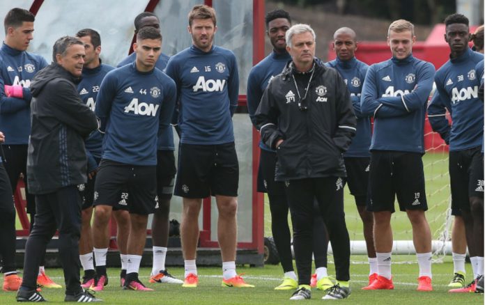 mourinho with united team