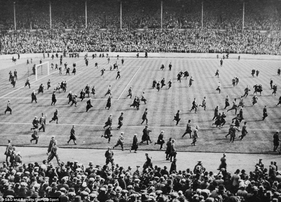 crowd at fa cup final