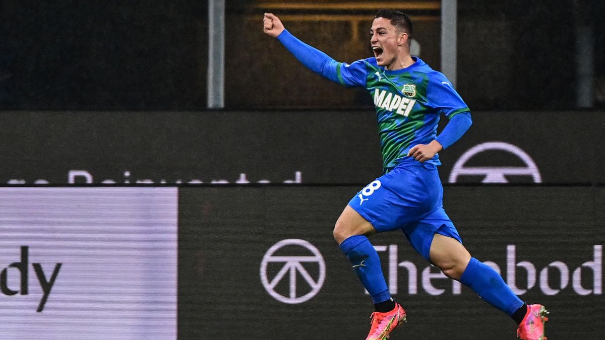 Raspadori playing for Sassuolo