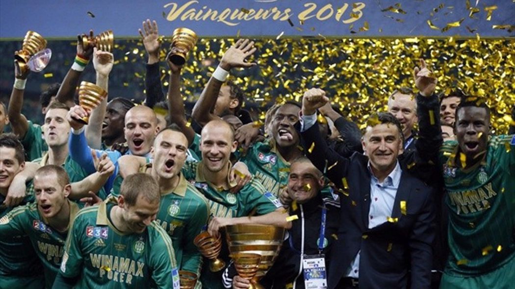 Saint-Etienne celebrate winning the Coupe de la Ligue