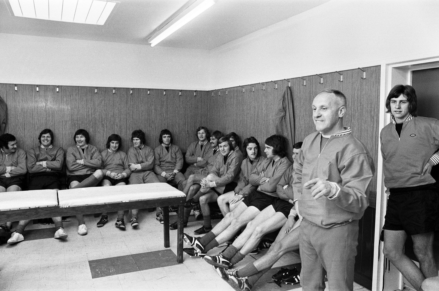 Bill Shankly with the team