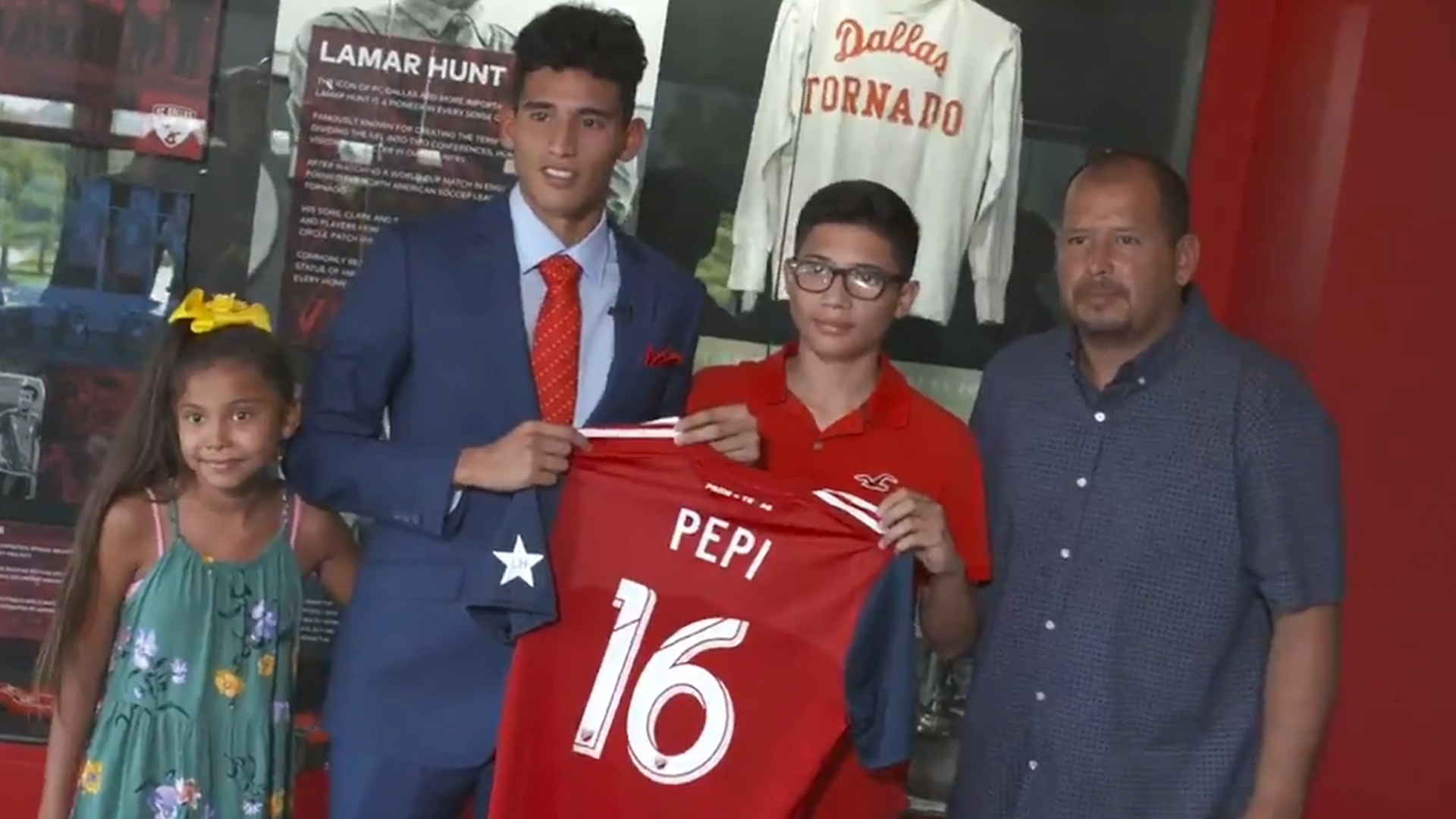 Ricardo Pepi signing his first professional contract