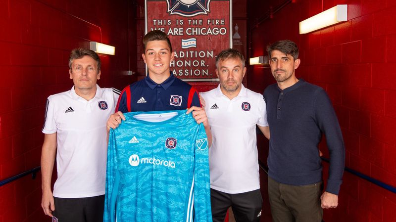 Gabriel Slonina signing his first professional contract