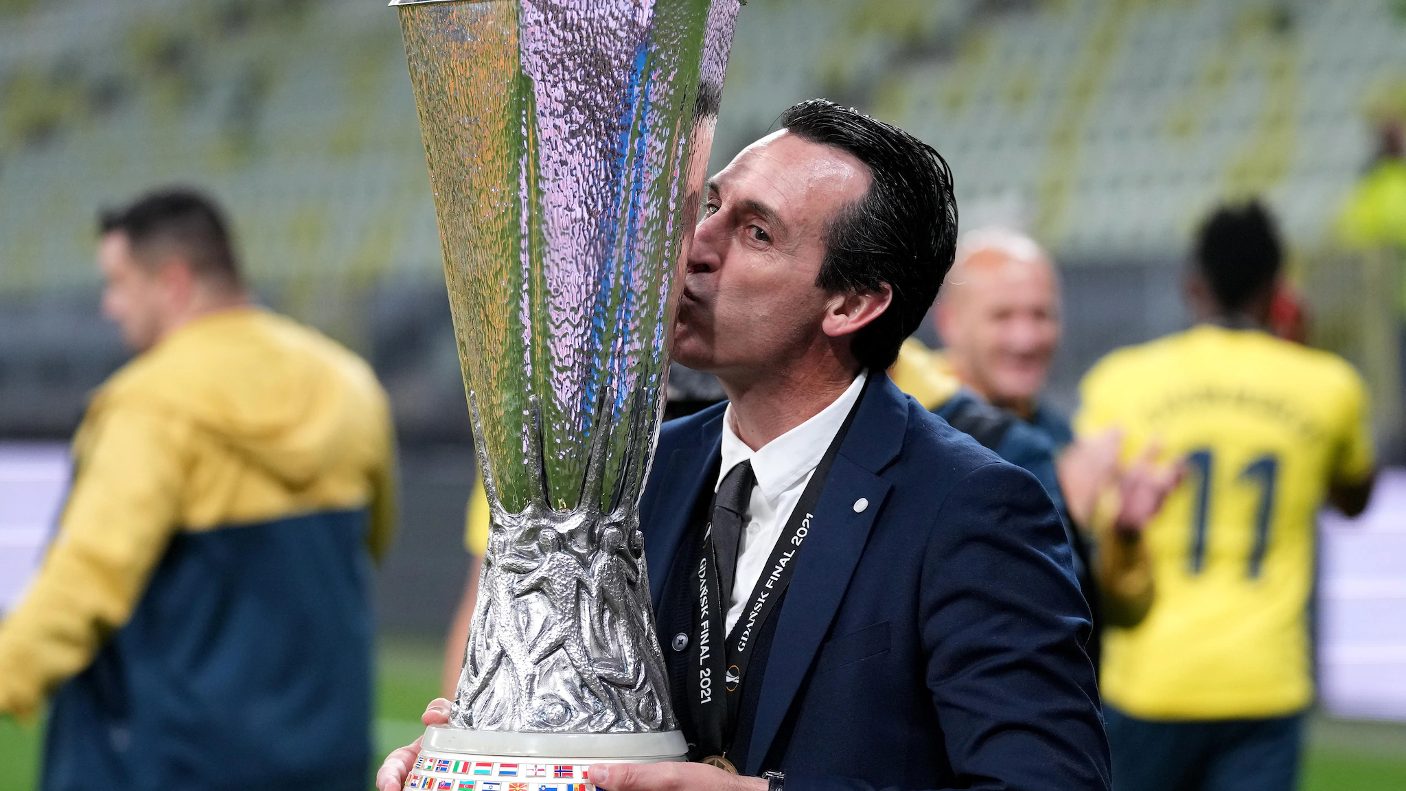Unai Emery with the Europa League trophy as Villarreal beat Manchester United