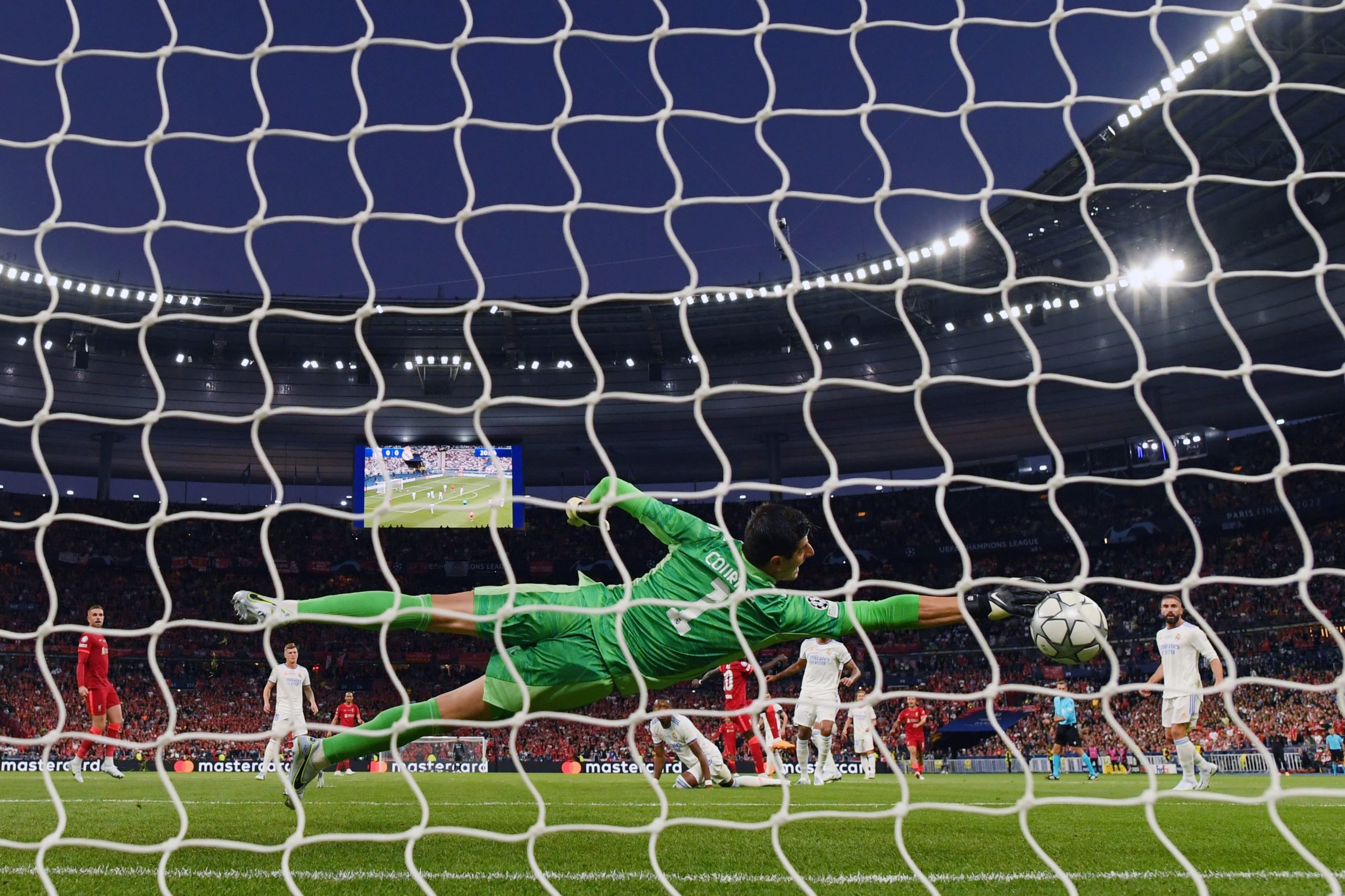 Thibaut Courtois saves from Sadio Mane